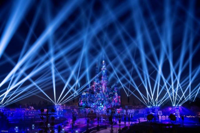 Fino a 27.000 luci del LED, di più hanno condotto le fontane ed i fuochi d'artificio leggeri
